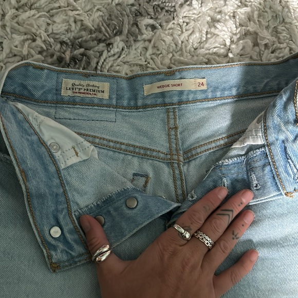 Levi’s barely worn wedgie short size 24. Too small won’t fit me anymore - Picture 2 of 6